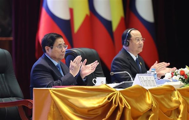 越南政府总理范明政与老挝总理宋赛·西潘敦共同主持越老投资合作会议 hinh anh 2