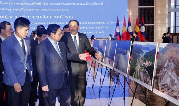 越南政府总理和老挝政府总理参观越老双方合作成就图片展 hinh anh 1