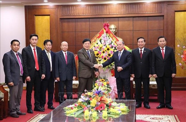 老挝华潘省代表团向越南和平省党政领导和人民拜年 hinh anh 1