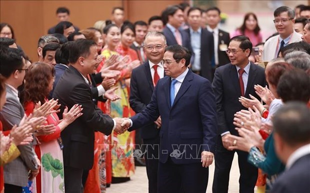 越南政府总理：２０２３年将继续把越南带进世界　把世界带进越南 hinh anh 1