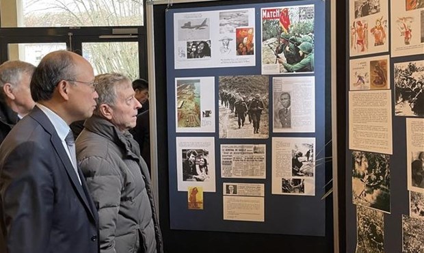 巴黎郊区韦里耶尔勒比松市历史协会举行了关于越南战争的新闻图片展 hinh anh 2