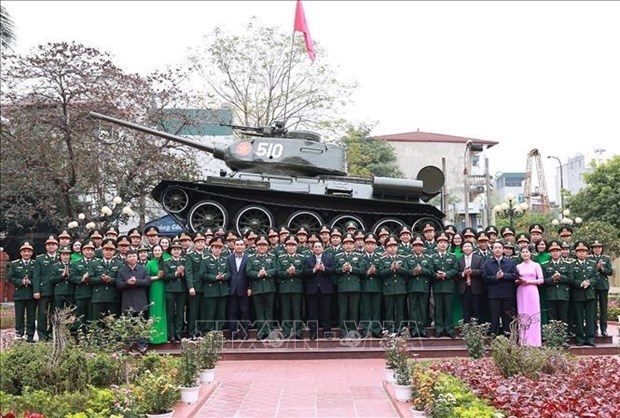 政府总理范明政走访慰问公安和国防单位春节期间值班人员 hinh anh 3
