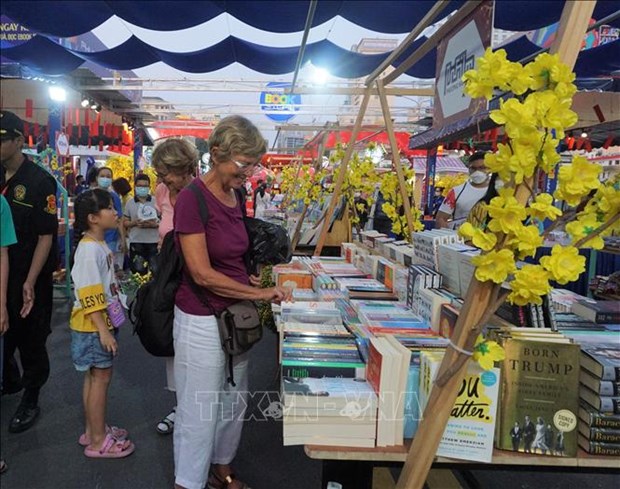 2023癸卯年春节书街节：提高居民阅读文化 hinh anh 2