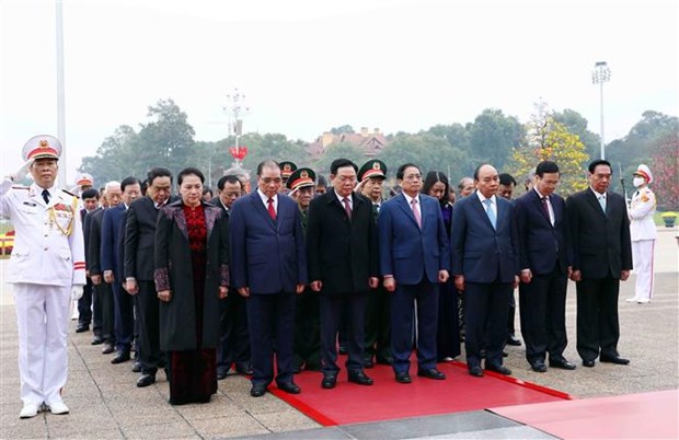 越南党和国家领导人在春节前夕入陵瞻仰胡志明主席遗容 hinh anh 1