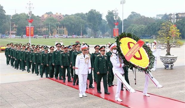 越南党和国家领导人在春节前夕入陵瞻仰胡志明主席遗容 hinh anh 2