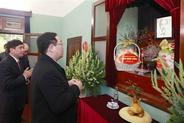 越南国会主席王廷惠前往67号房上香纪念胡志明主席 hinh anh 1