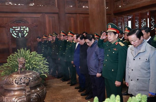 越南总理范明政启动2023年新春植树节 hinh anh 2