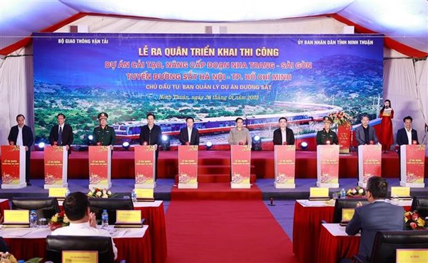 越南政府总理范明政出席芽庄-西贡铁路线路升级改造项目出征仪式 hinh anh 1