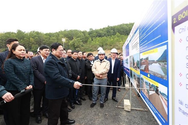 越南政府总理范明政：确保高速公路按时保质完工，避免项目投资总额超出预算 hinh anh 2