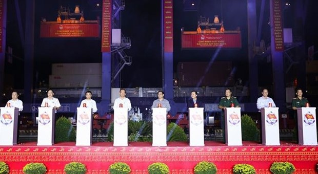 范明政总理出席新港-吉莱港年初首批发货仪式 hinh anh 1