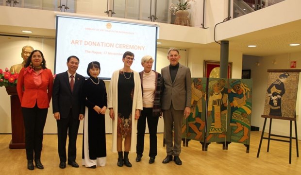 越南美术博物馆接收两件从欧洲归还的艺术作品 hinh anh 1