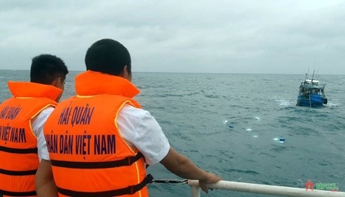 越南海军第二区及时营救海上遇险的9名渔民 hinh anh 1