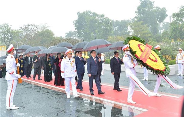 越南共产党建党93周年：越南党和国家领导人拜谒胡志明主席陵 hinh anh 2