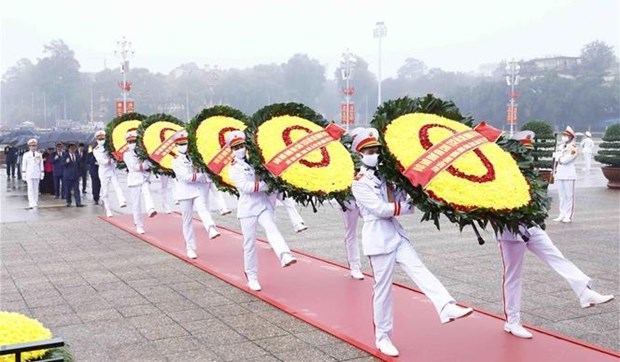 越南共产党建党93周年：越南党和国家领导人拜谒胡志明主席陵 hinh anh 1