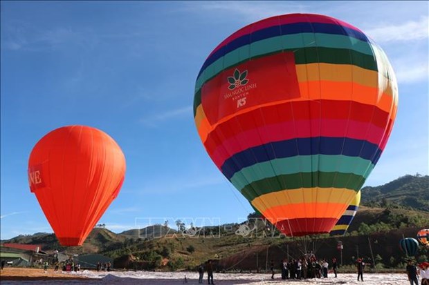 题为“飞回大森林”的热气球节在昆嵩省举行 hinh anh 1