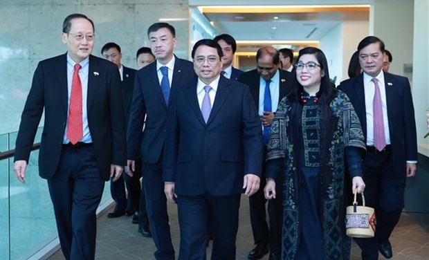 越南政府总理范明政抵达新加坡 开始访问新加坡之行 hinh anh 1