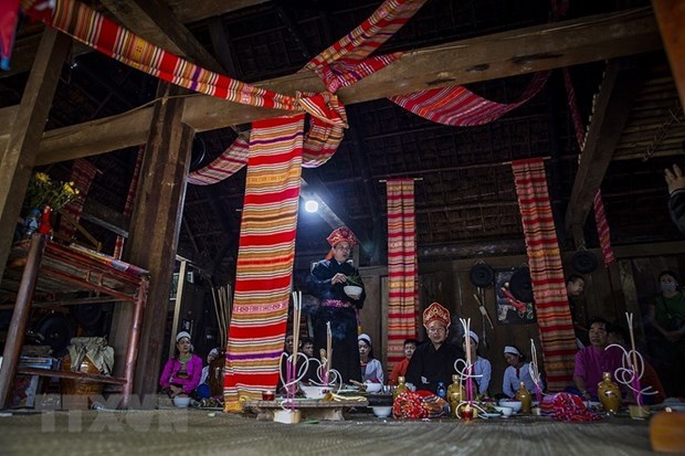芒族巫师信仰活动成为越南国家非物质文化遗产 hinh anh 1