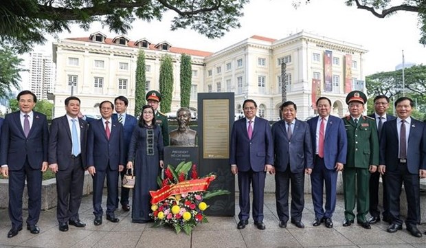 范明政总理在新加坡胡志明主席雕像前献花并给一种兰花新品种命名 hinh anh 1