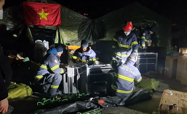 越南公安部救援队开始在赴土耳其进行灾后救援工作 hinh anh 1