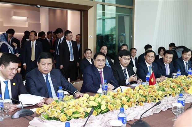 越南政府总理范明政与文莱石油和能源领域企业代表举行座谈会 hinh anh 1