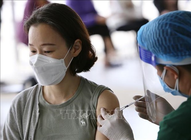 越南卫生部：自4月1日起将新冠肺炎纳入职业病清单 可享受社会保险 hinh anh 1