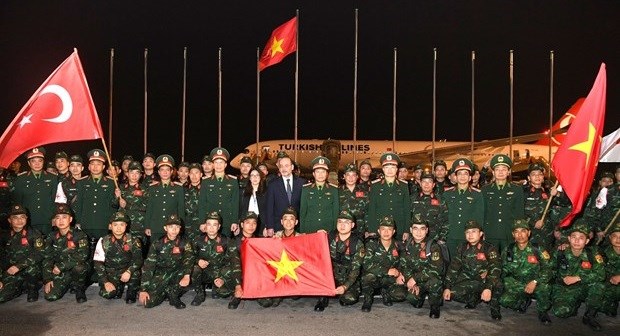 越南人民军76名军人启程赴土耳其参加人道主义援助与救灾活动 hinh anh 1