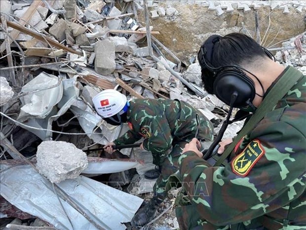 土叙强震：越南人民军救援队在土耳其全力开展救援工作 hinh anh 2