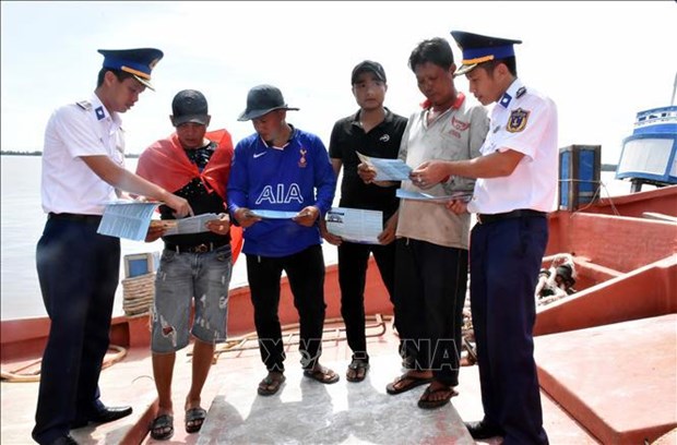越南海警向西南海域渔民加大法律宣传力度 hinh anh 1