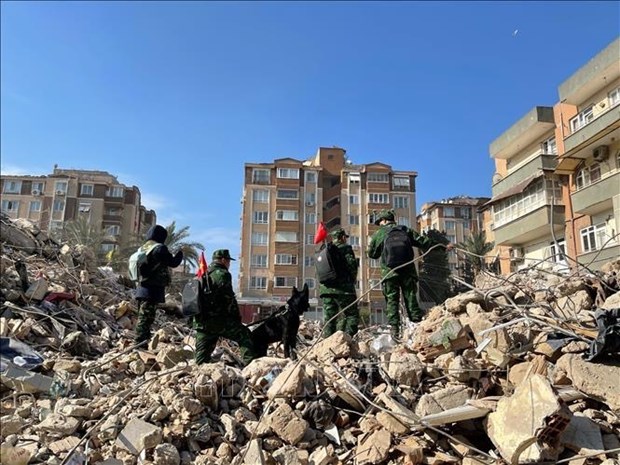 土耳其和叙利亚强震：土耳其人民对越南国防部救援队努力开展搜救工作十分感激 hinh anh 1