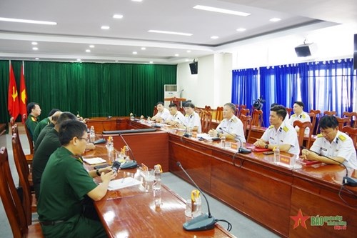 越南海军学院与柬埔寨军事武官和新加坡海军代表团举行工作会谈 hinh anh 1