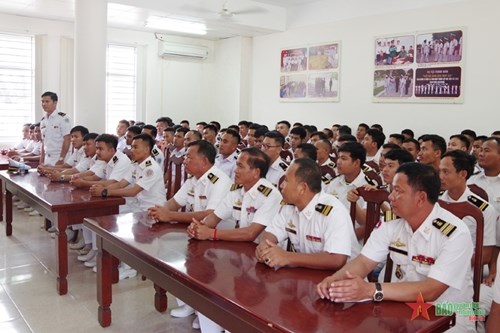 越南海军学院与柬埔寨军事武官和新加坡海军代表团举行工作会谈 hinh anh 2