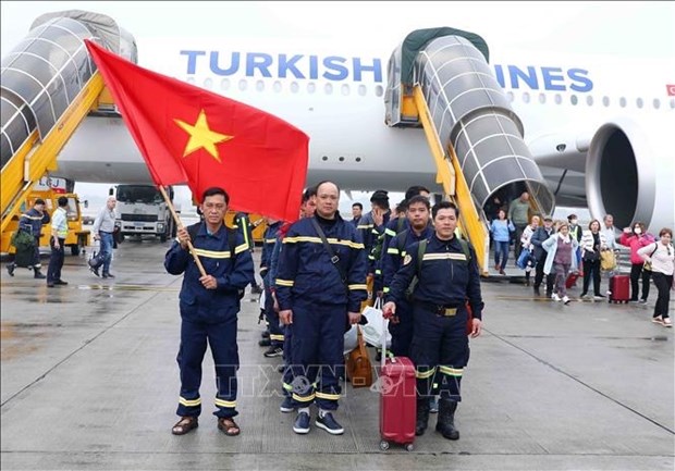 越南公安部土耳其地震灾区救援队出色完成任务回国 hinh anh 1