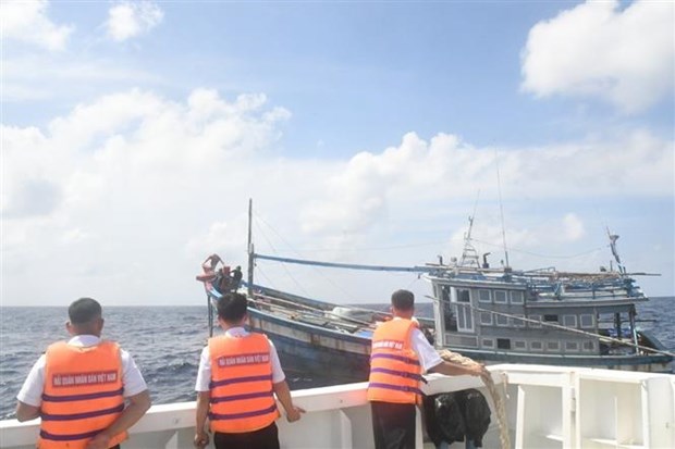 海军舰艇将发动机发生故障渔船拖到西礁岛机进行维修 hinh anh 1