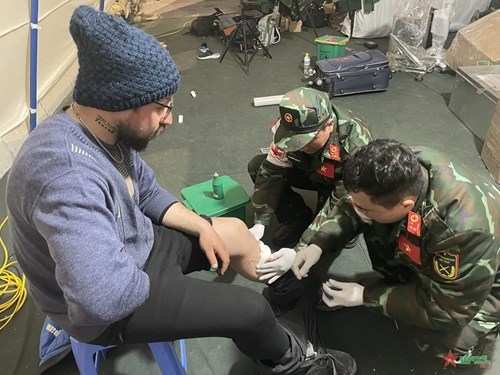 越南军医力量为土耳其地震受害者进行急救 hinh anh 1