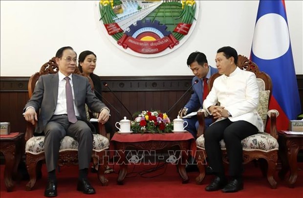 老挝党和国家高级领导人会见越共中央对外部代表团 hinh anh 1