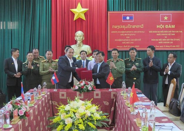 越南昆嵩省和老挝阿速坡省推动双边合作走深走实 hinh anh 1