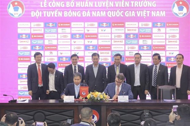 特鲁西埃先生正式成为越南国家男子足球队主教练 hinh anh 1