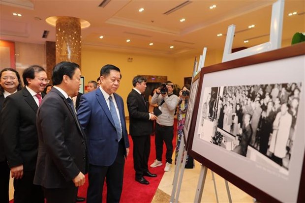 纪念《越南文化纲要》颁布80周年的图片展正式开展 hinh anh 2