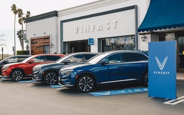 Vinfast向美国客户正式交付首批VF 8车型电动汽车 hinh anh 1