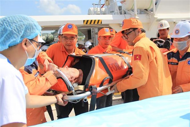 越南航海搜救协调中心及时将一名海上发病的外籍船员送岸救治 hinh anh 1