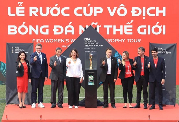 越南热烈欢迎2023年世界足联女子世界杯足球赛的奖杯 hinh anh 1