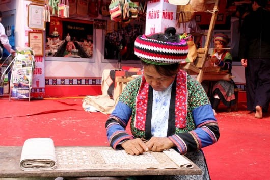 河江省岩石高原上蒙族人独特的亚麻纺织业 hinh anh 1