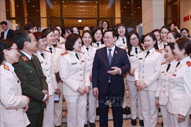 越南国会主席王廷惠会见女性人民公安代表 hinh anh 1