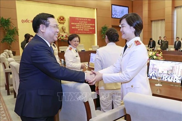 越南国会主席王廷惠会见女性人民公安代表 hinh anh 2