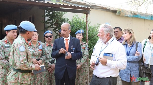 联合国副秘书长阿图尔·哈雷造访在阿卜耶伊的越南工兵队 hinh anh 2