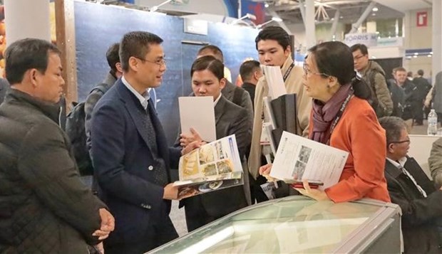 越南常驻联合国代表邓黄江出席2023年北美水产品博览会开幕式 hinh anh 1
