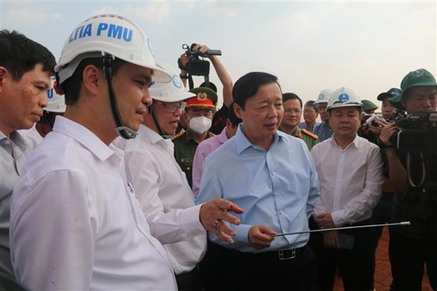陈红河副总理视察槟沥-隆城高速公路和隆城机场项目施工进度 hinh anh 1