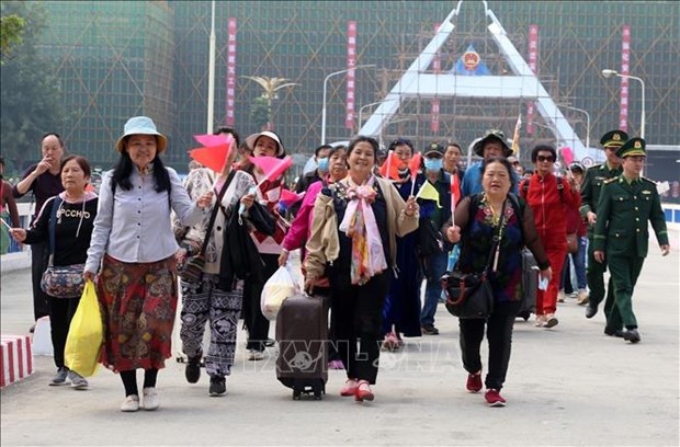 疫情爆发三年后中国首批游客通过老街省国际口岸入境越南 hinh anh 1