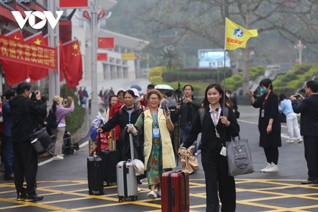 100多名中国游客通过友谊关国际口岸入境越南 hinh anh 1