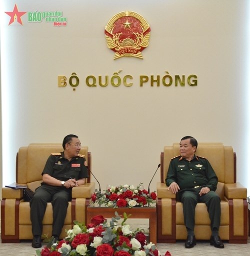 黄春战上将会见老挝和柬埔寨驻越南国防武官 hinh anh 1